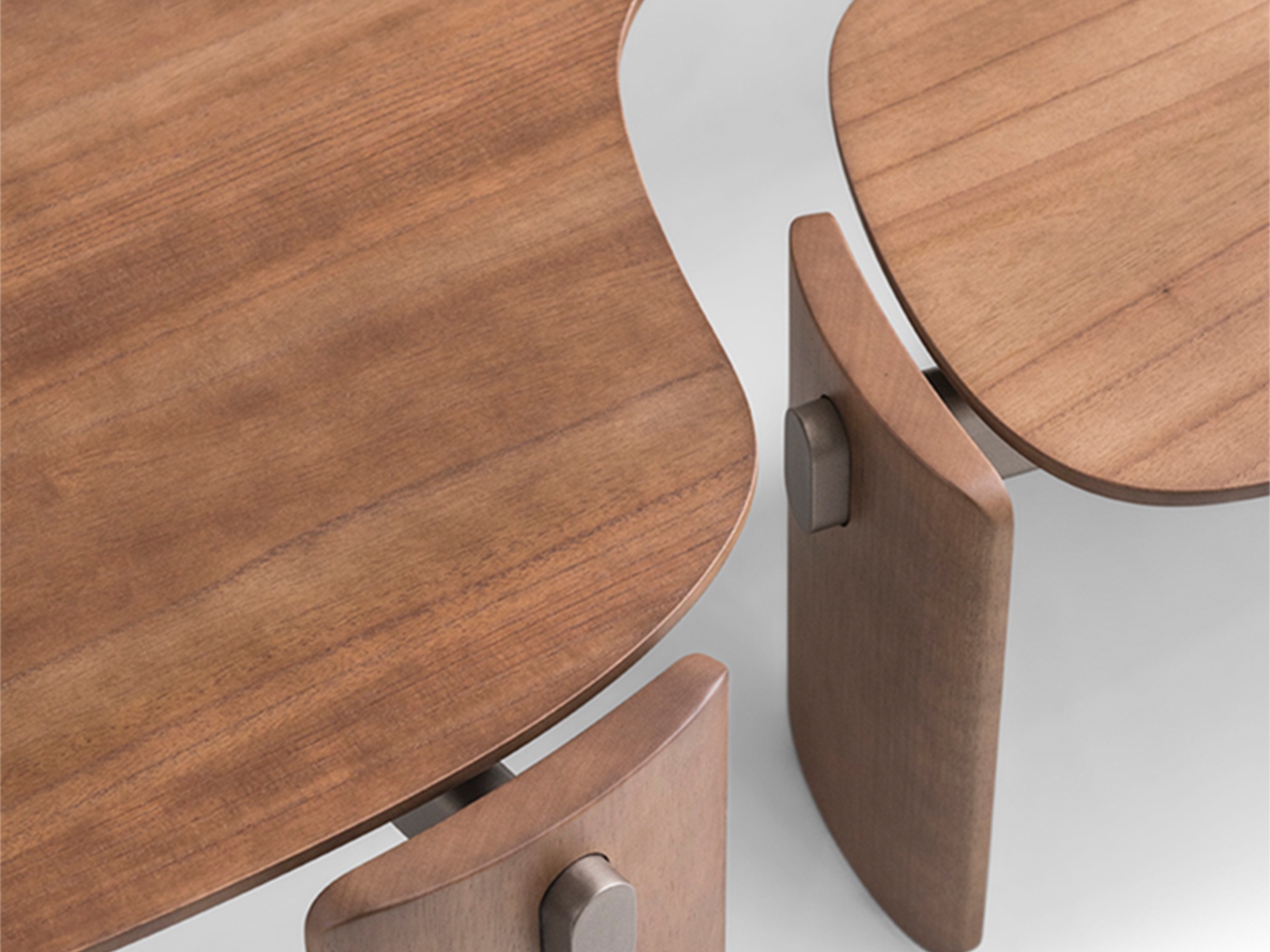 Mesas Mesa Centro Araucária  MCAR1375CM - Tampo e pés Nogueira – Detalhe HS06F Starmobile Design