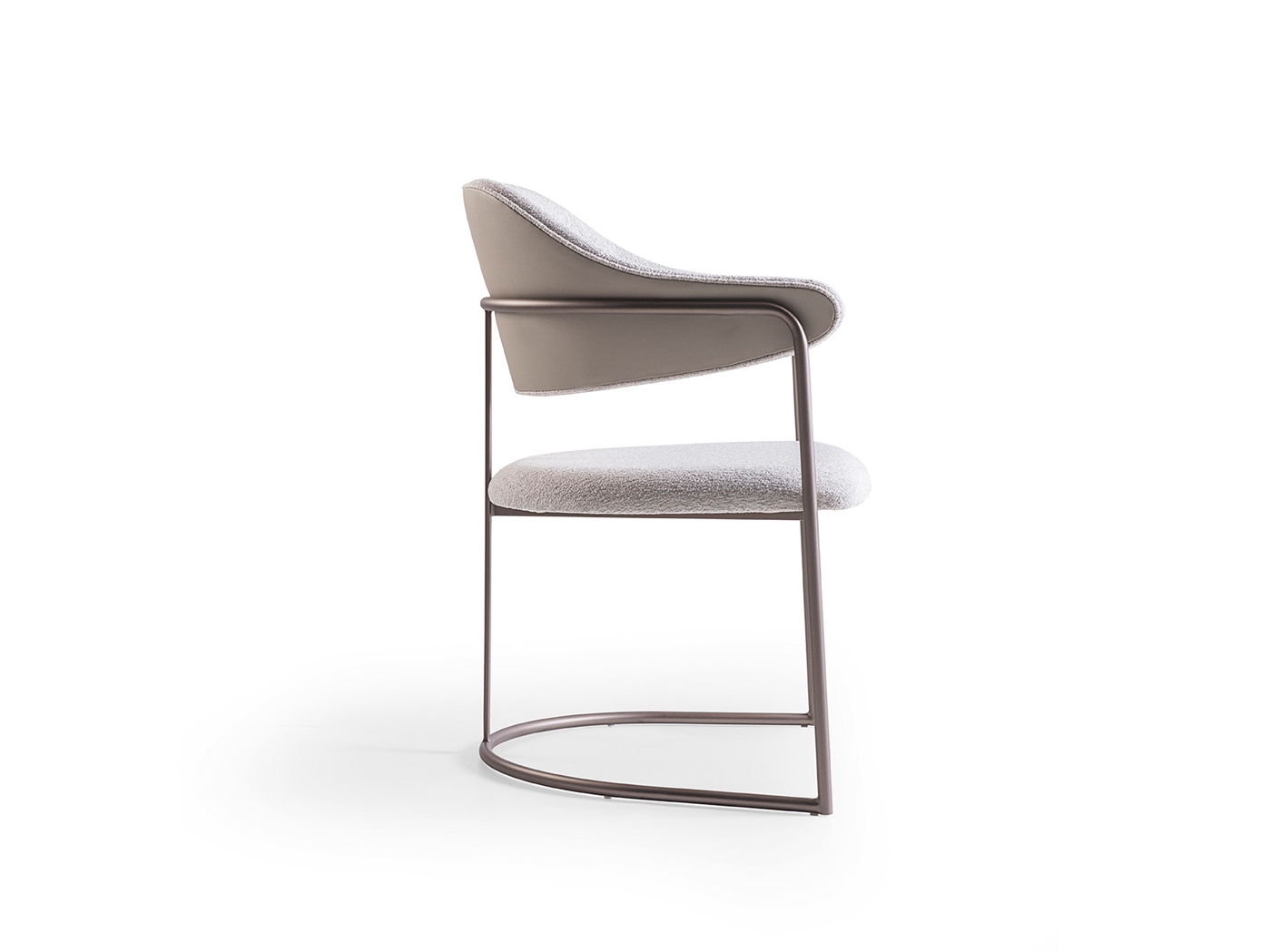 Lançamentos 2026 Cadeira Sopro 1484PMT - CostasFAD76 FrenteSE830 - Base Bronze Fosco Starmobile Design